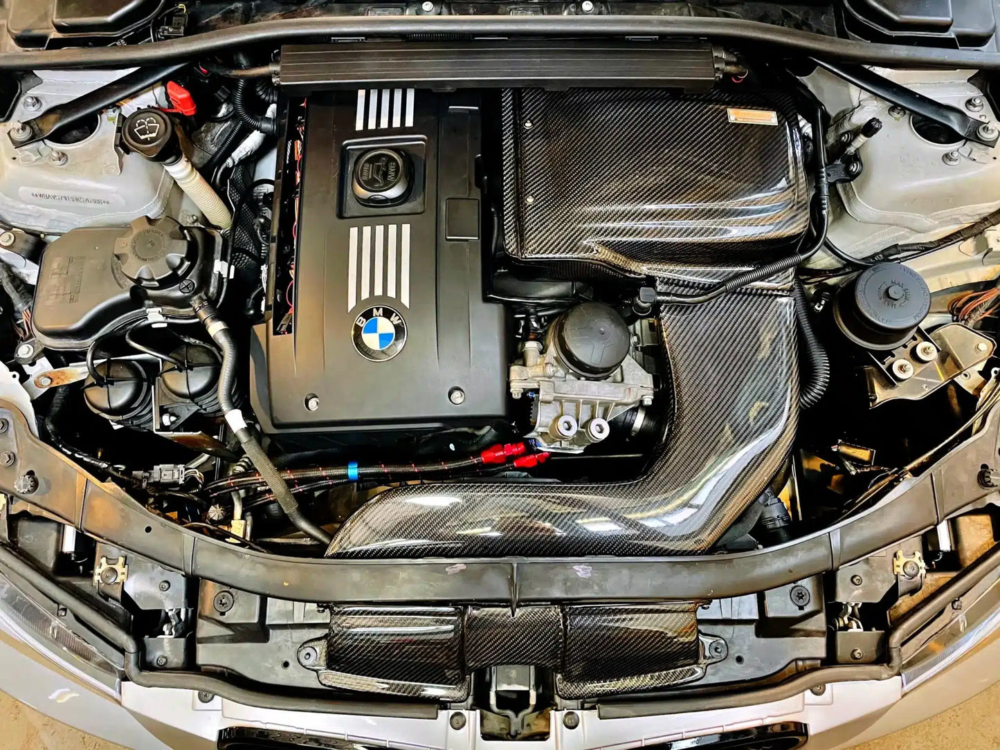 Admisión de fibra de carbono Armaspeed para BMW 335i E93 / E92 / E90